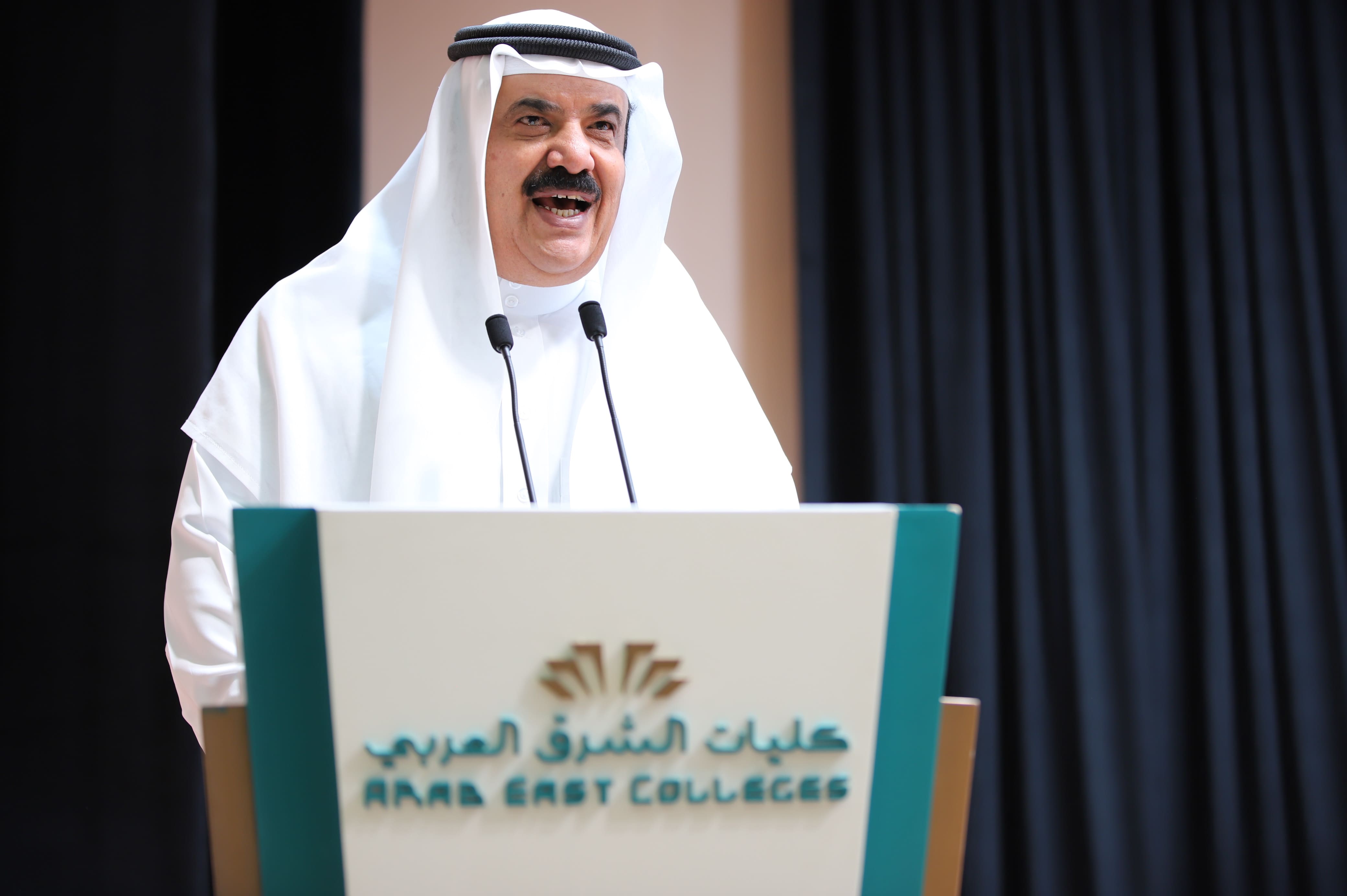 د. الفوزان يحاضر في كليات الشرق العربي